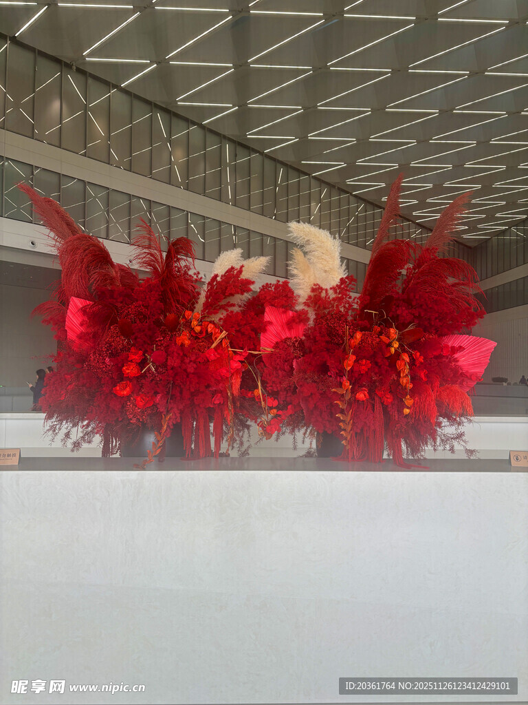 红色装饰悬挂于室内空间