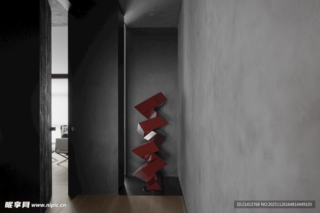 现代走廊中的红色艺术摆件