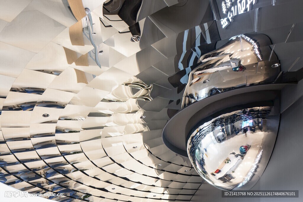 复古摩托车与斑驳墙面