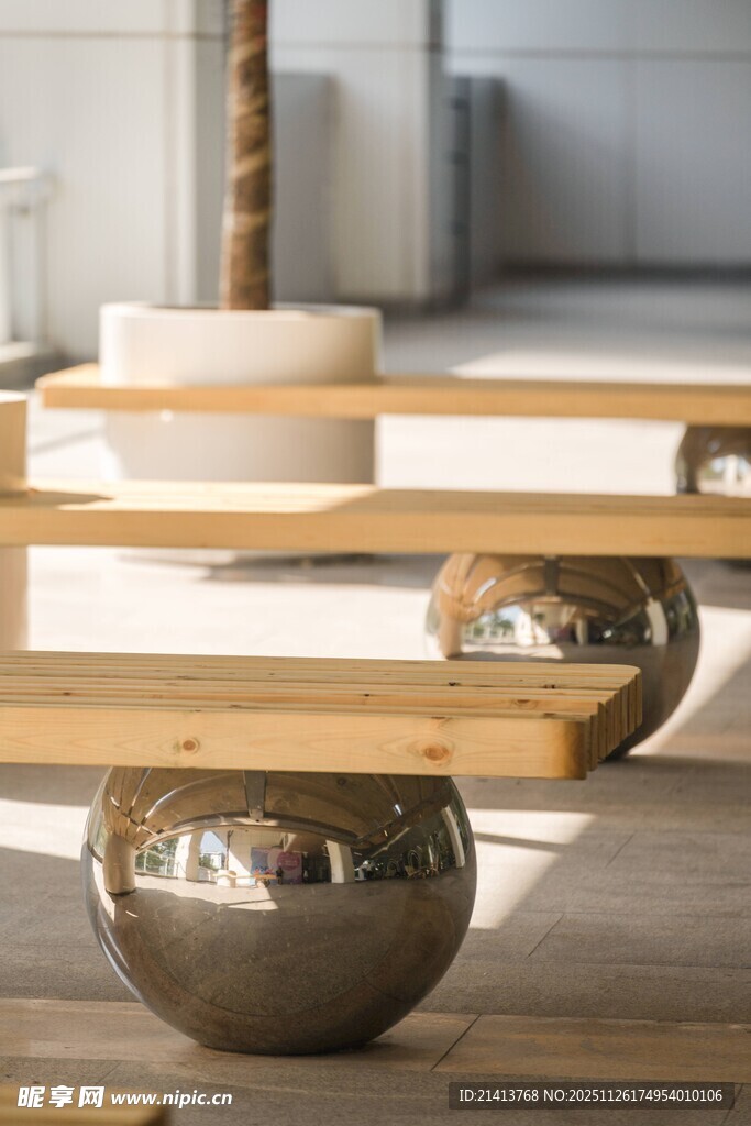 现代室内金属摆件与木架