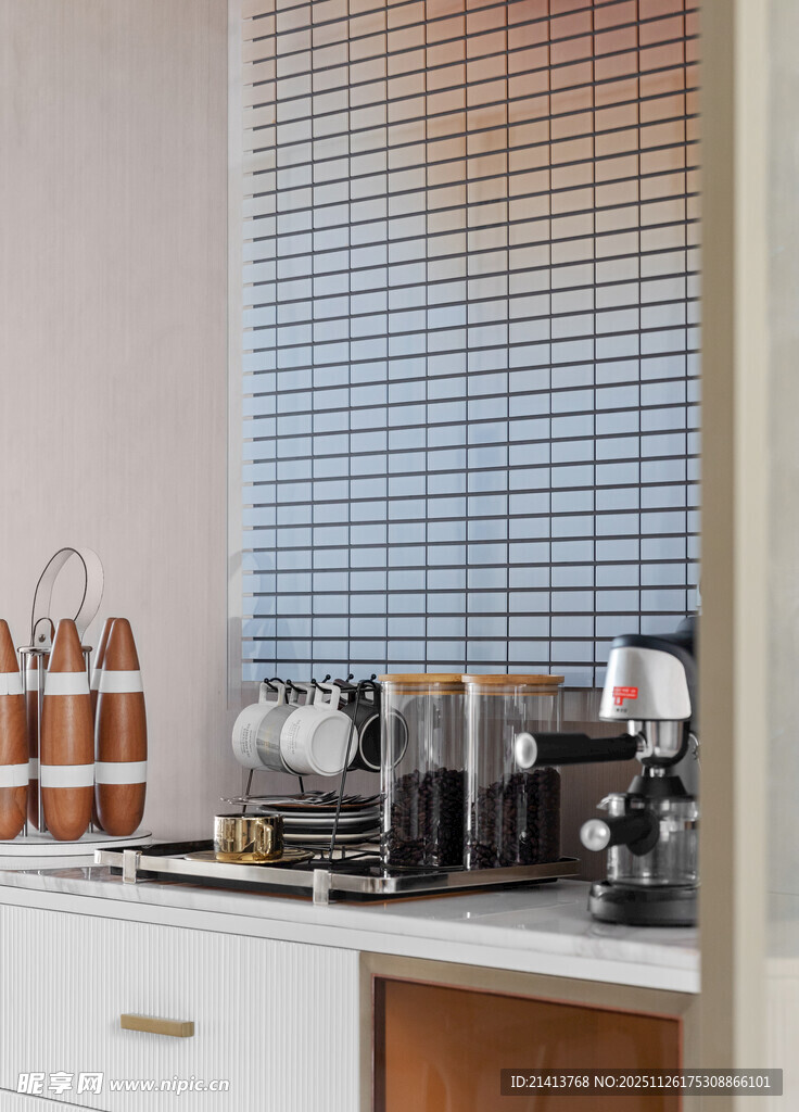 厨房一角的厨具与百叶窗