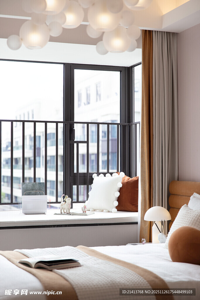 现代简约风格温馨卧室