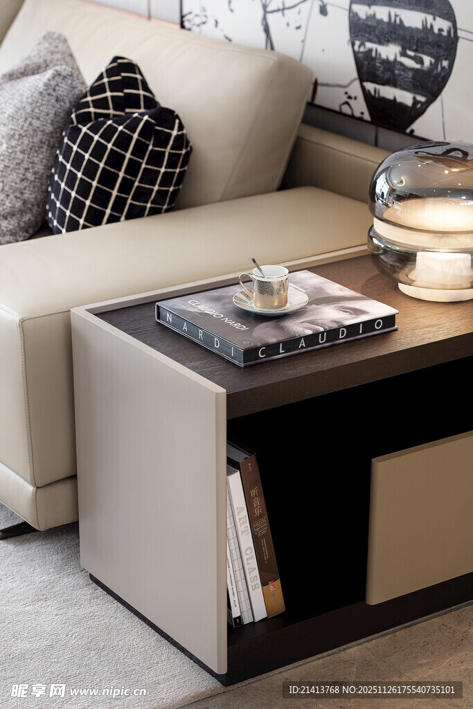 现代简约风客厅茶几一角