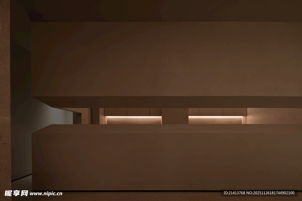 室内暖光营造静谧氛围