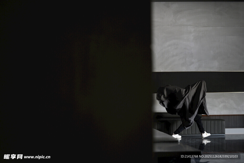 神秘身影下的隐蔽场景