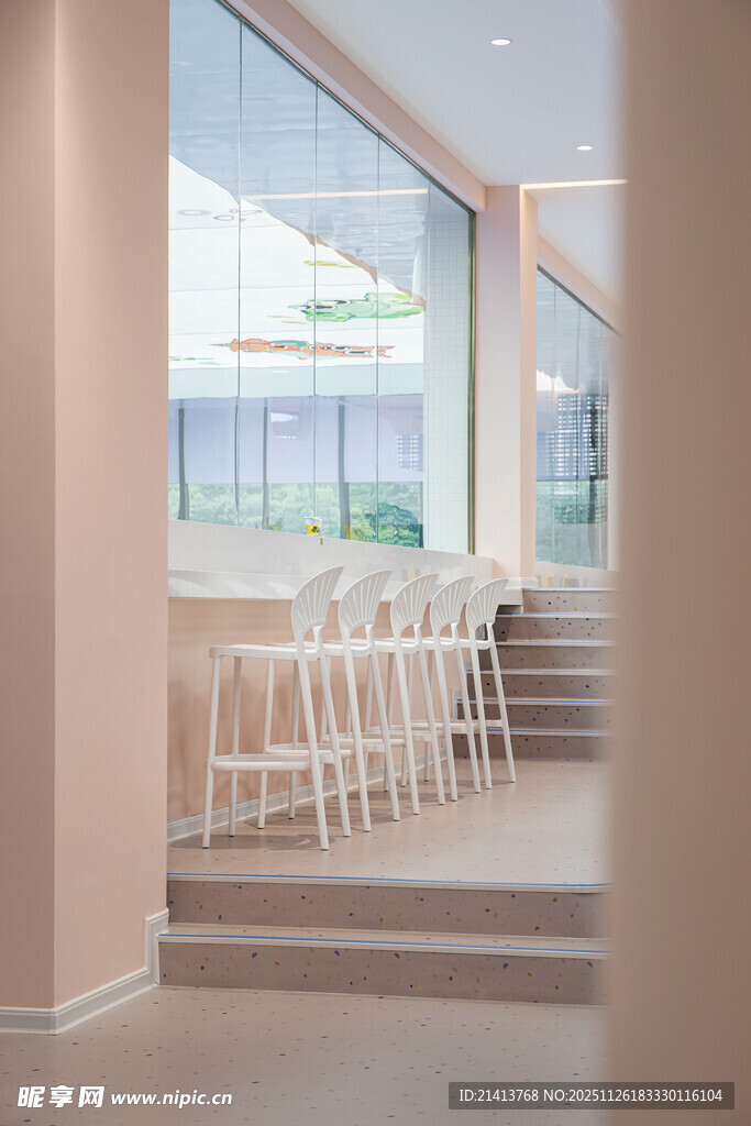 简约明亮的室内阶梯空间