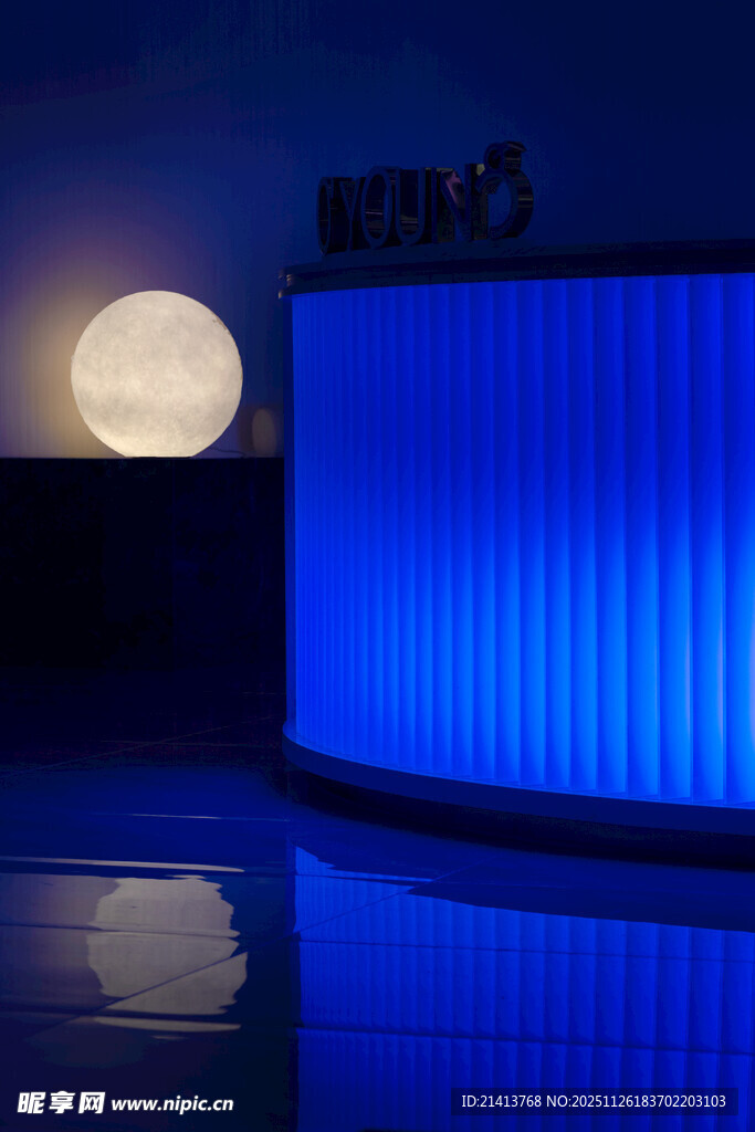 蓝色光影下的独特夜景