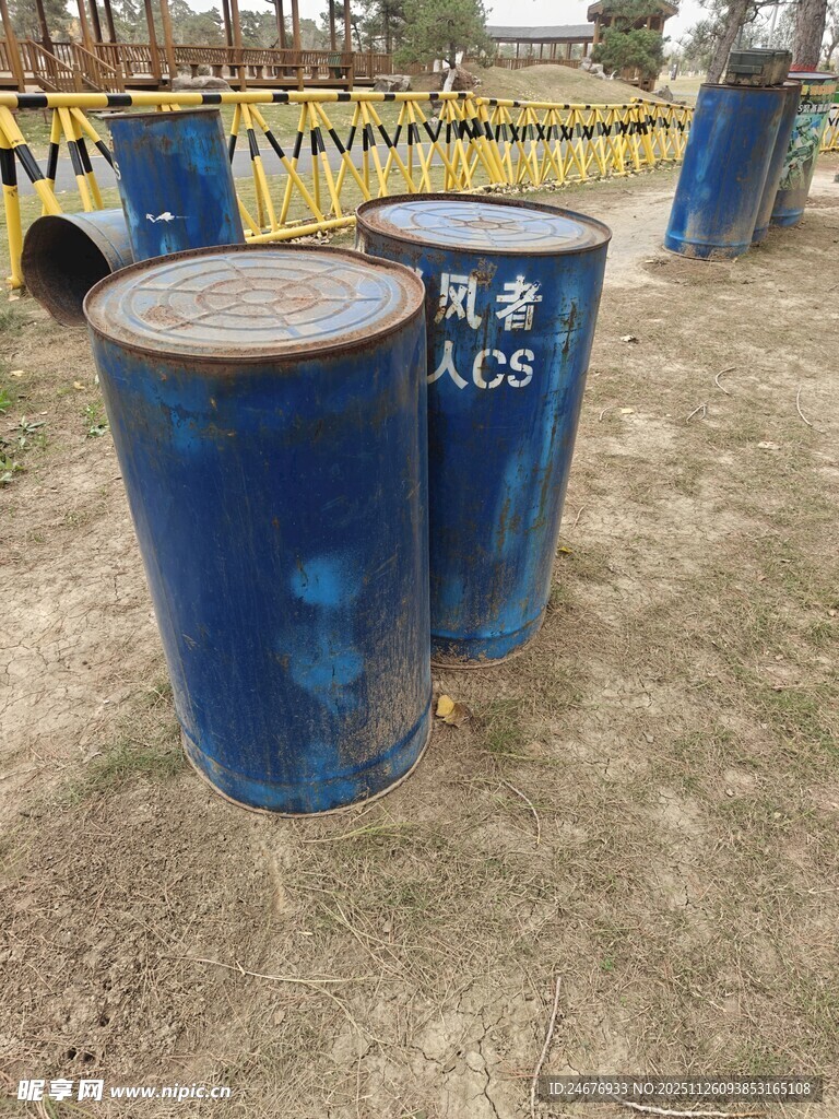 蓝色金属桶置于户外场地