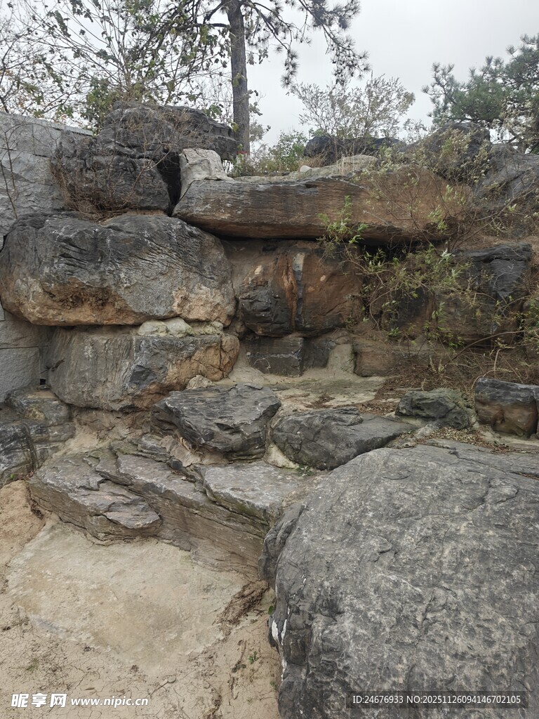 自然堆砌的嶙峋岩石景观