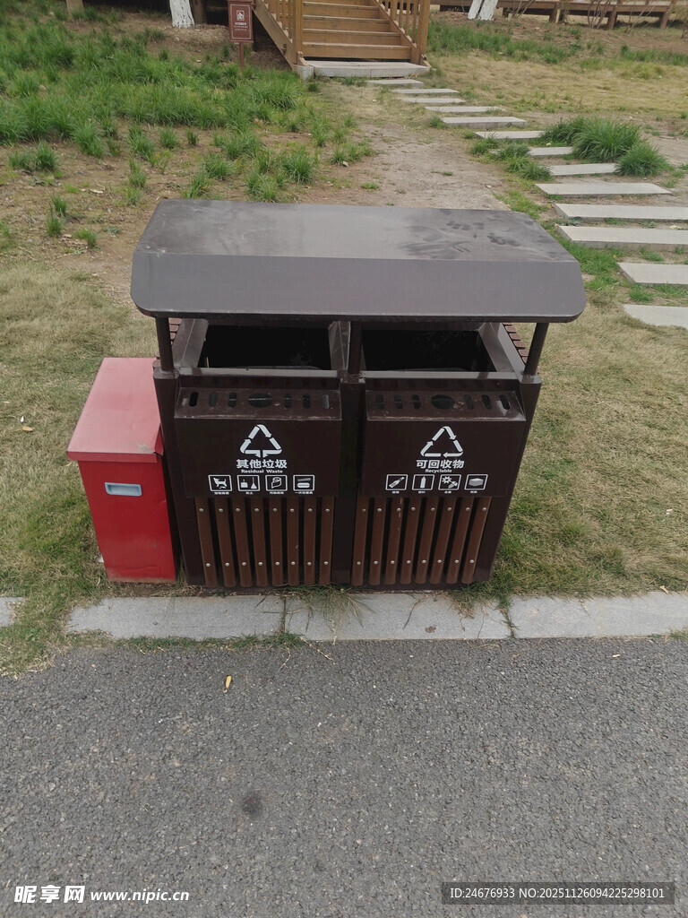 户外分类垃圾桶