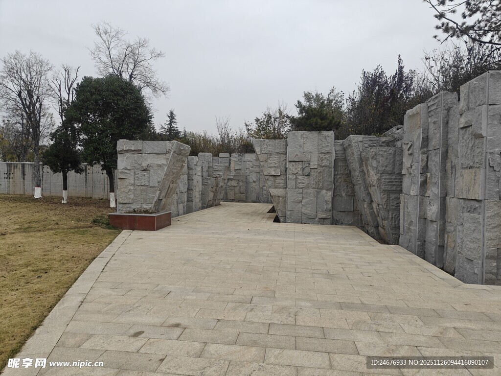 户外石砌墙与步道景观