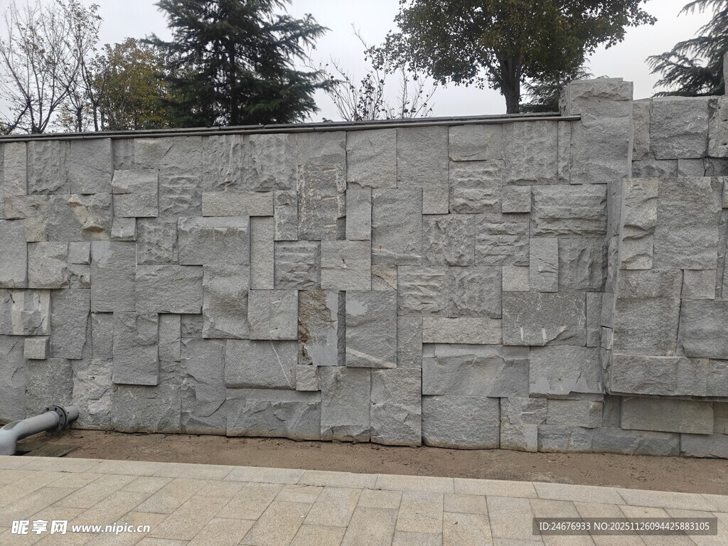灰色石砌墙面景观