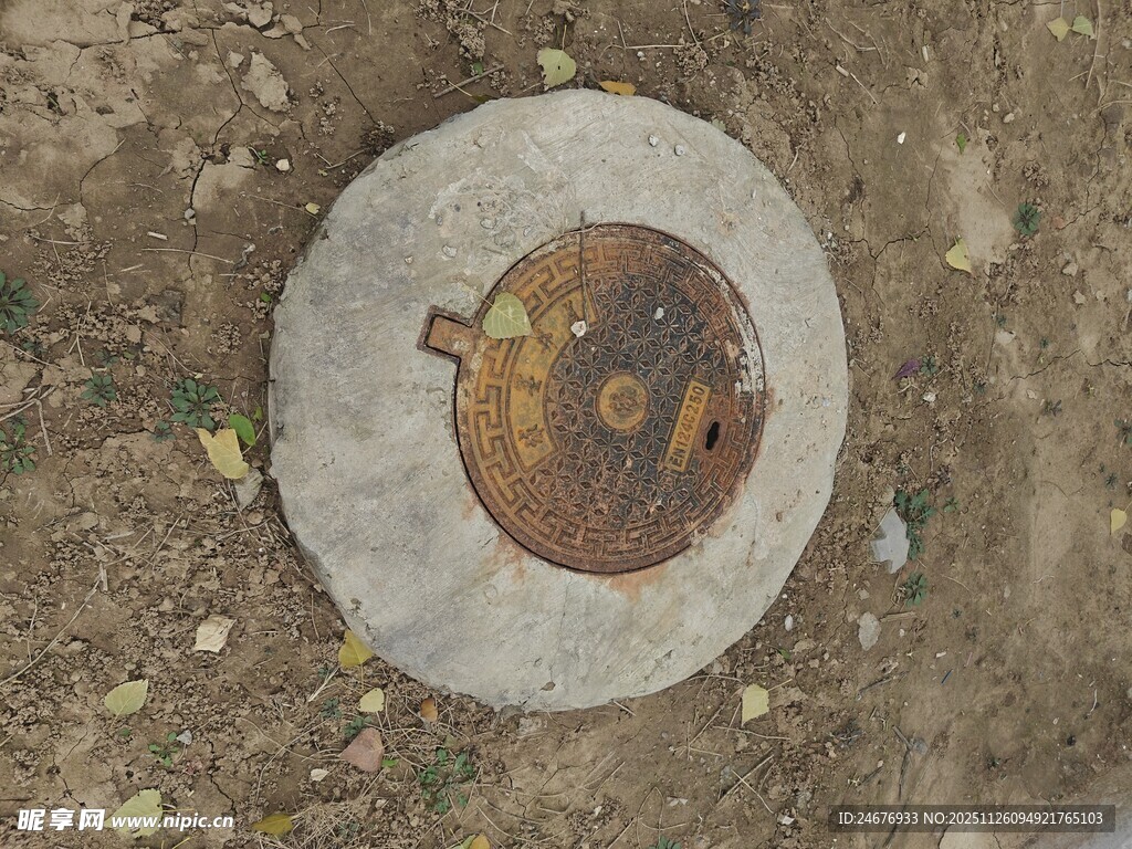 地面上的圆形金属井盖