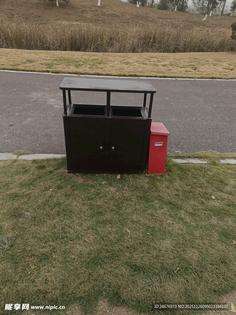 草地上的黑色垃圾箱