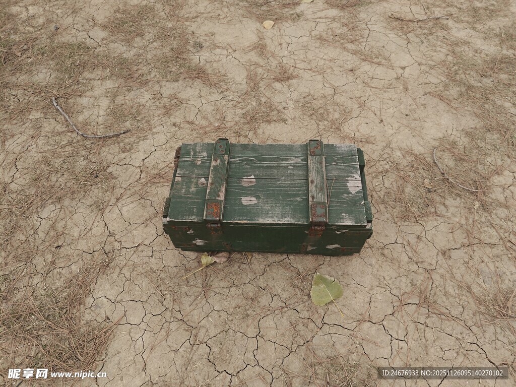 老旧绿色铁皮箱置于地面