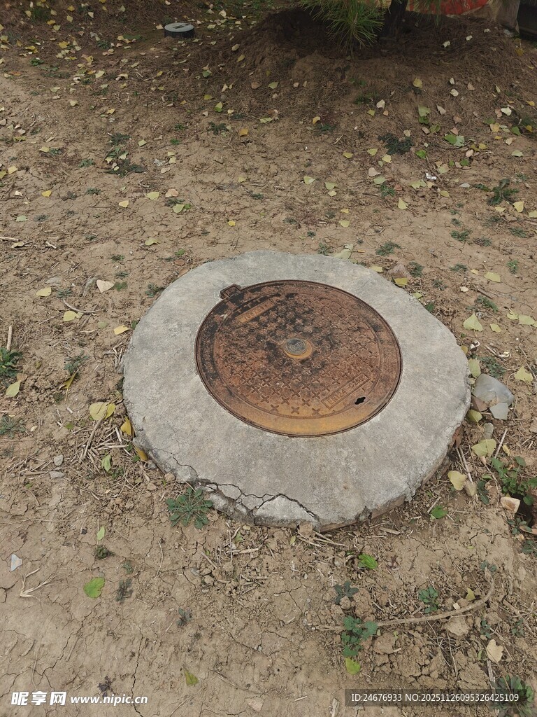 户外地面上的圆形井盖