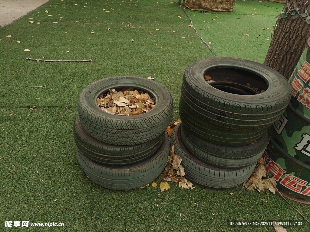 堆叠轮胎 点缀落叶景观