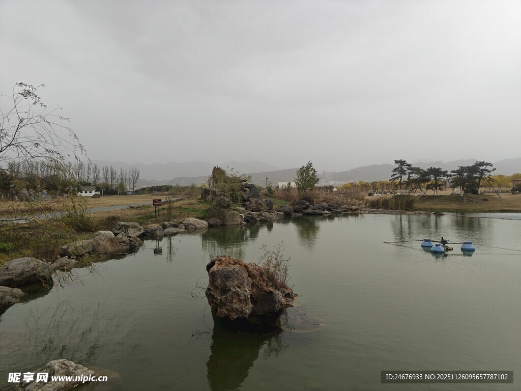 宁静湖畔风光