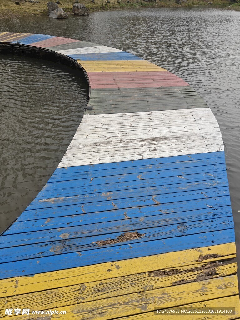 彩色木板铺就的弯曲步道