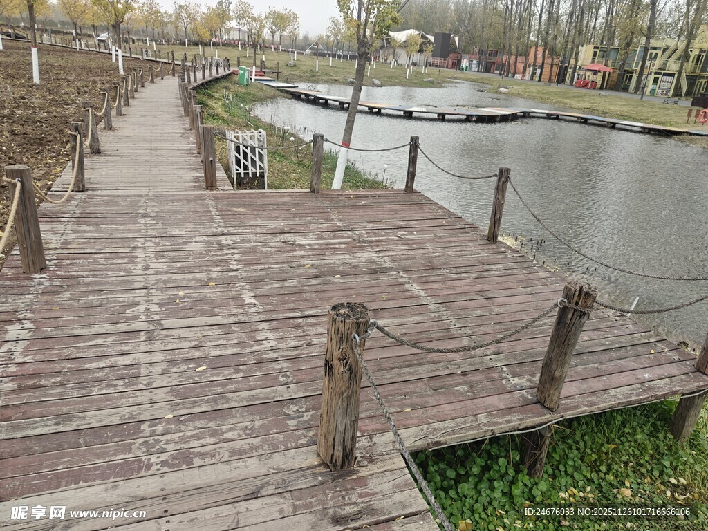 湖畔木质栈道风景