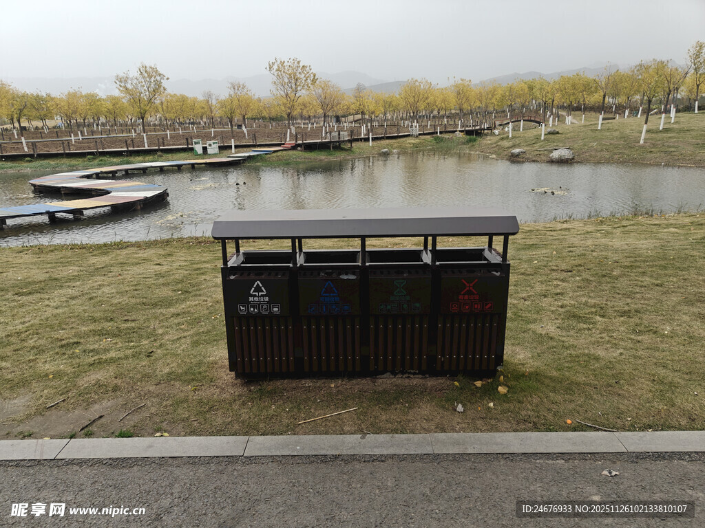 湖边草地上的黑色垃圾箱