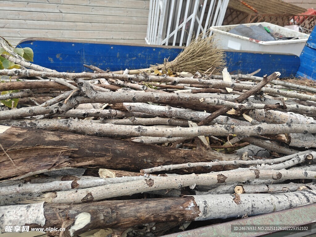 一堆整齐堆放的木材