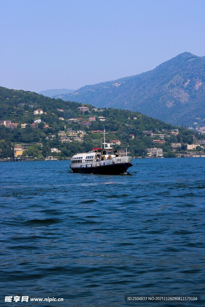 海上 船 远山近水美景