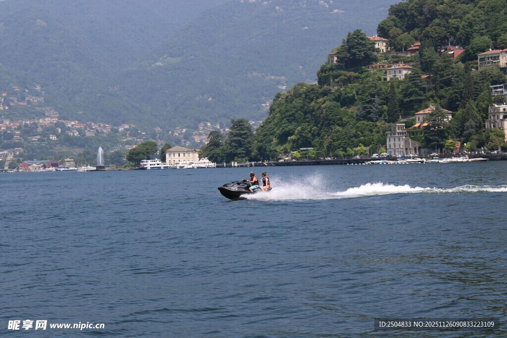 水上摩托驰骋于碧波之上