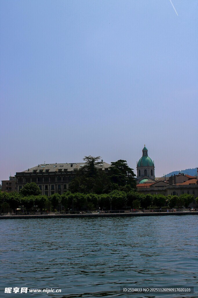 河畔风景 远处建筑与绿植