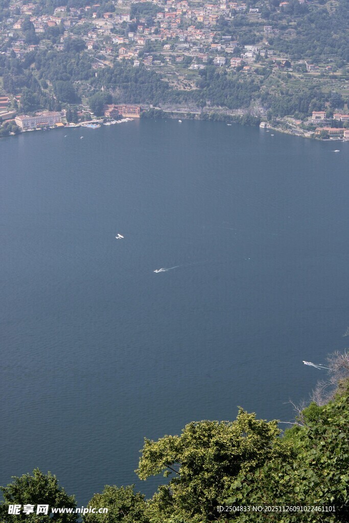 湖畔山林美景俯瞰