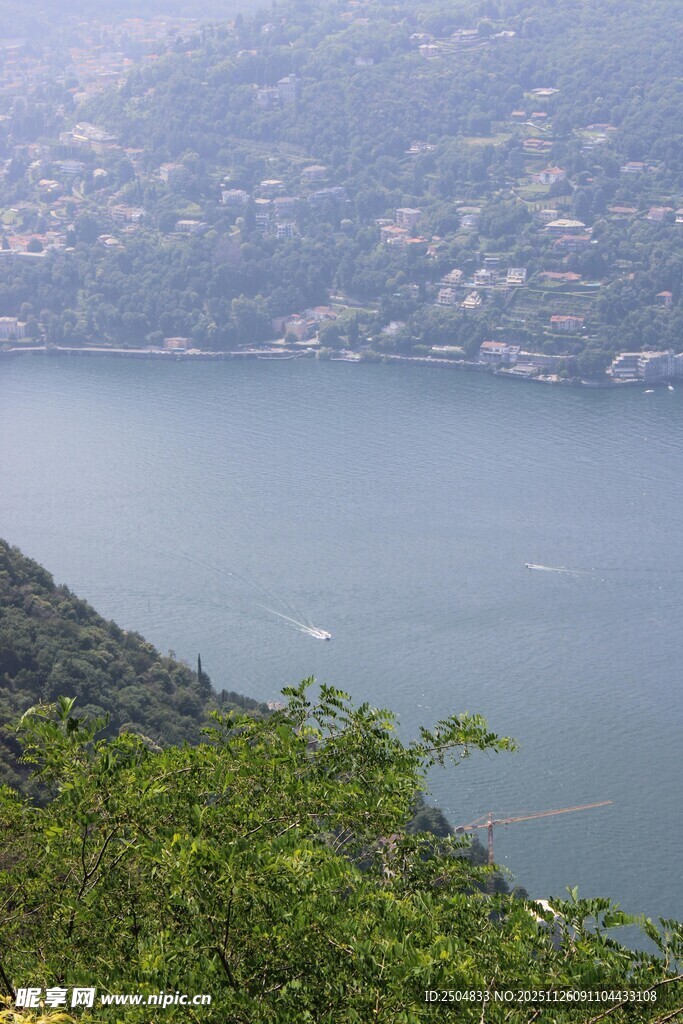 湖畔青山绿树美景
