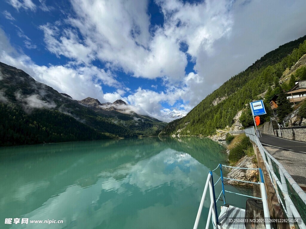 湖畔美景 山间栈道引胜境