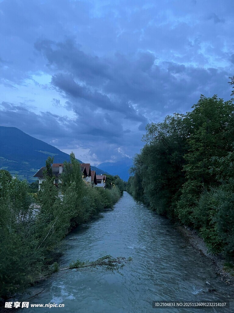 山间河道暮色美景