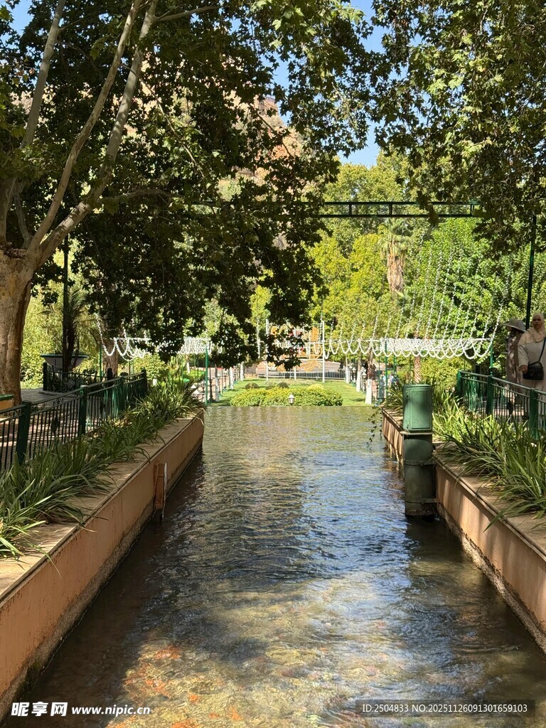 城市中静谧的流水景观