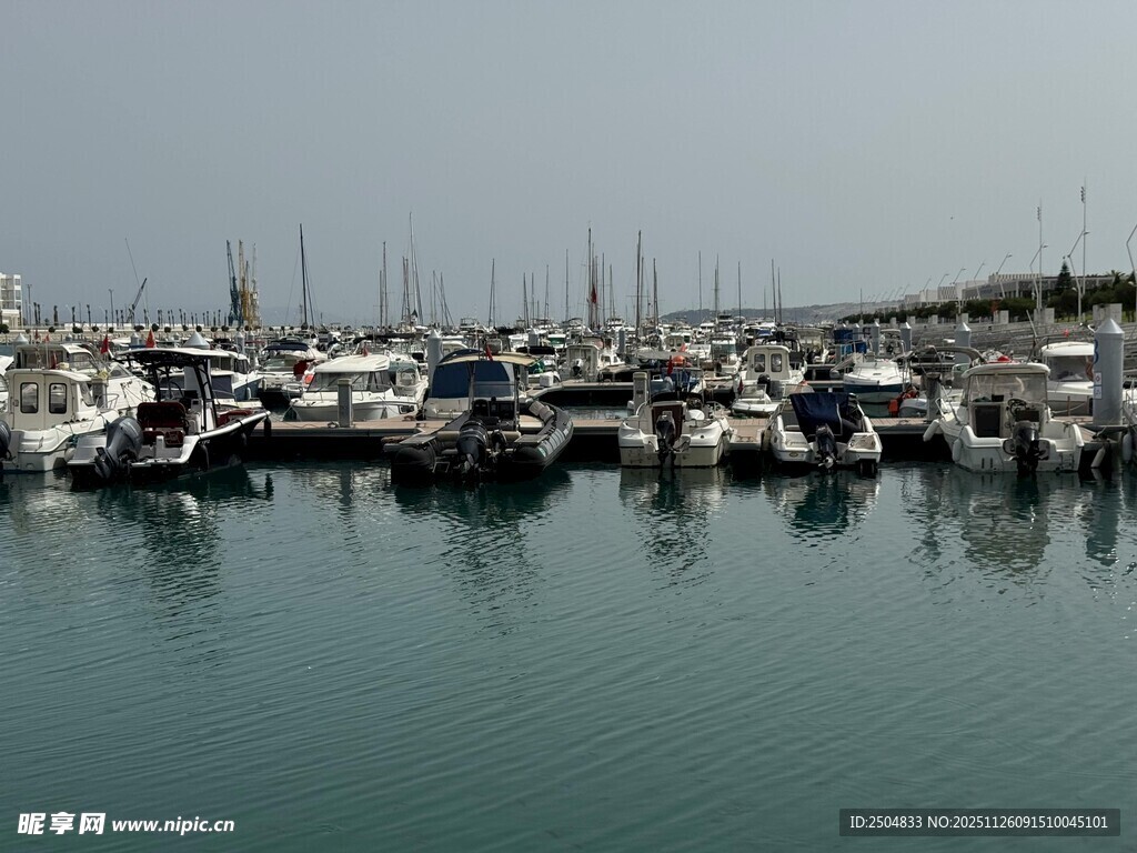 宁静海港中的停泊船只