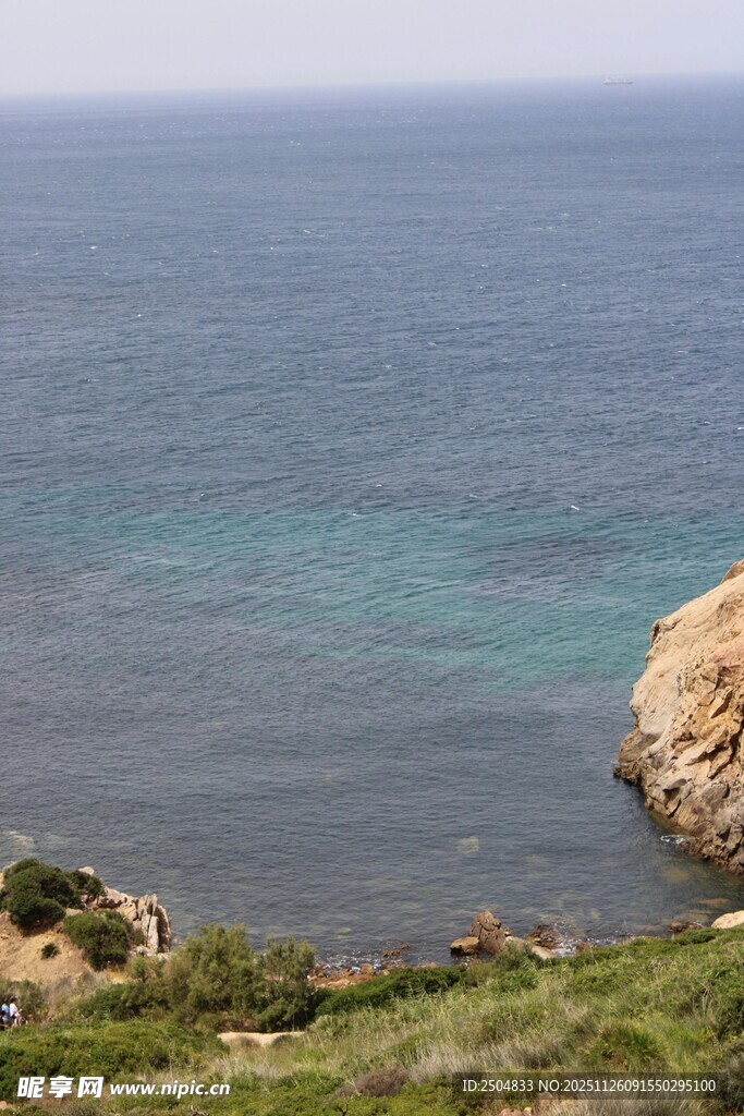 海边岩石与碧绿海水景观