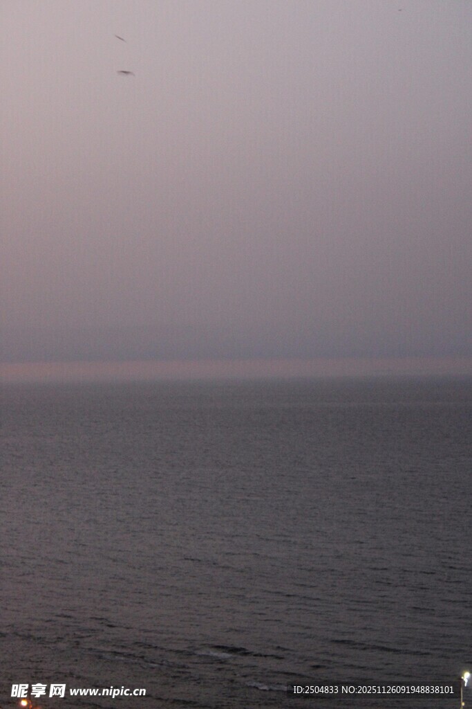 黄昏下的宁静海面