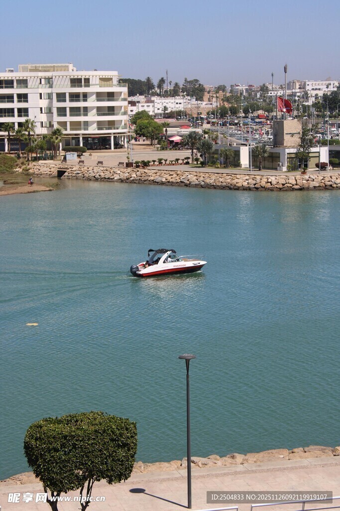 海滨风光中的小船与建筑