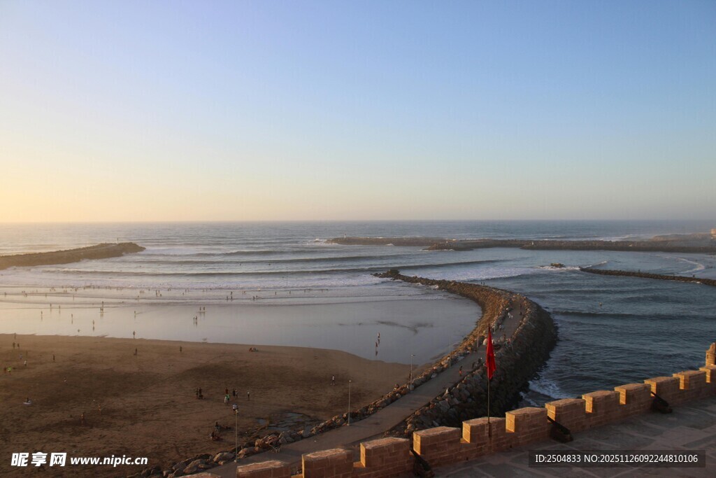 海边黄昏景色与沿岸设施