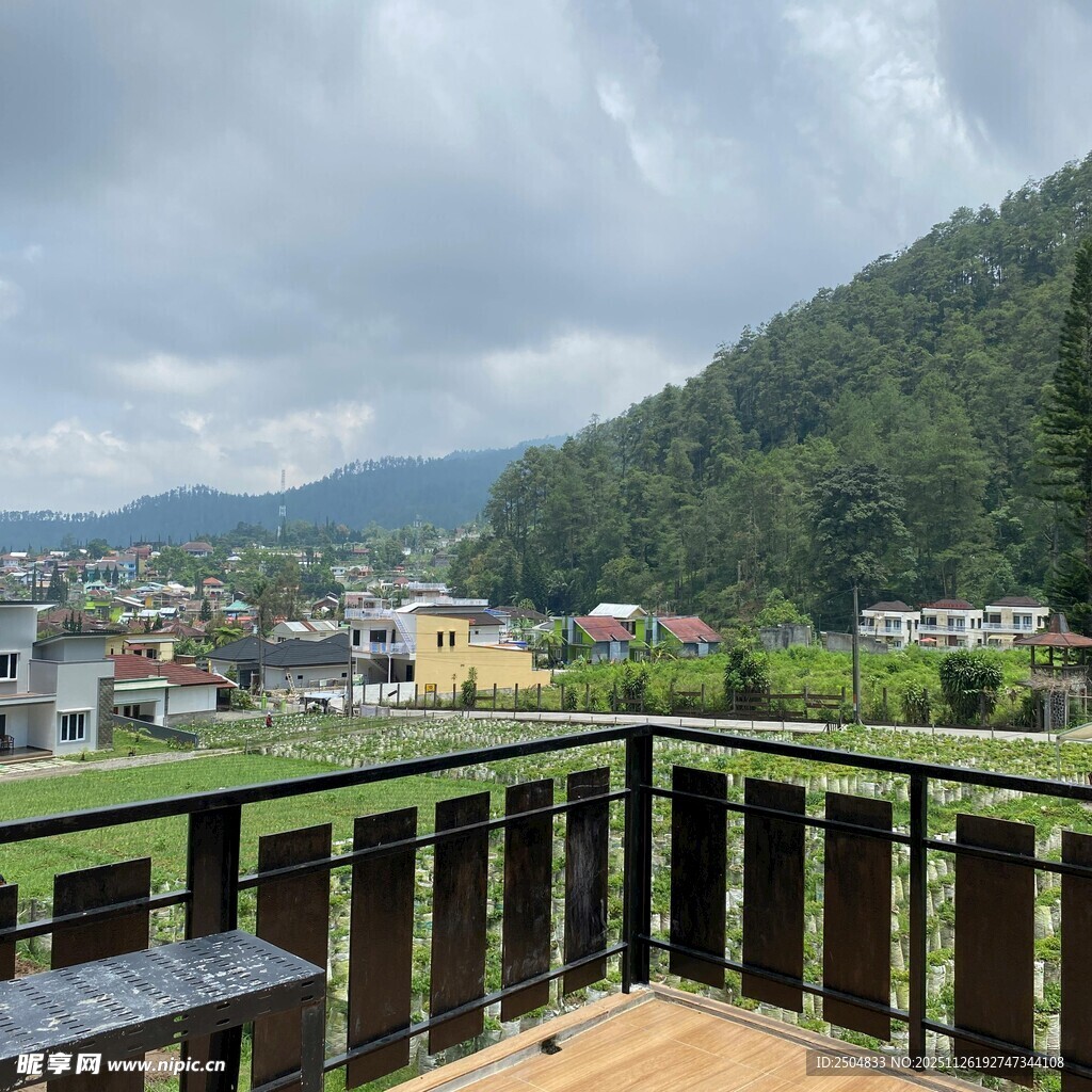 山间阳台美景俯瞰小镇