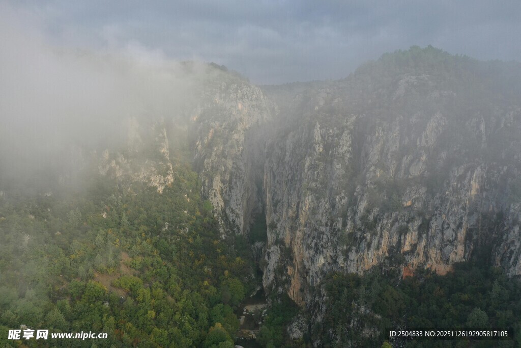 云雾缭绕的壮丽山景