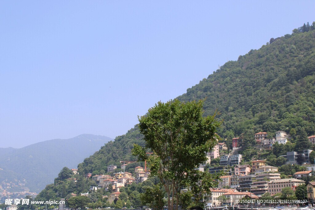 山间村落 绿树点缀风景