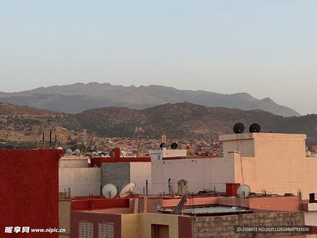 城市屋顶与远山景致