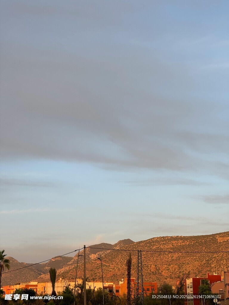 黄昏下的远山与城市景观