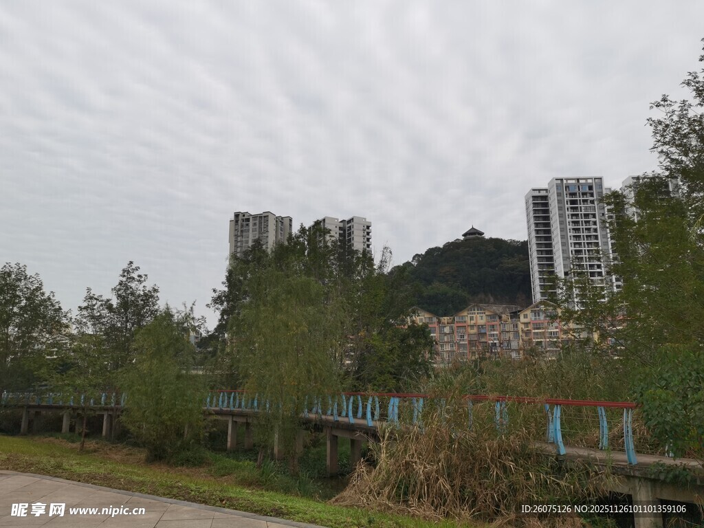 城市边的自然景观与建筑