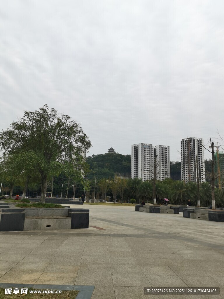 城市开阔广场与远处高楼