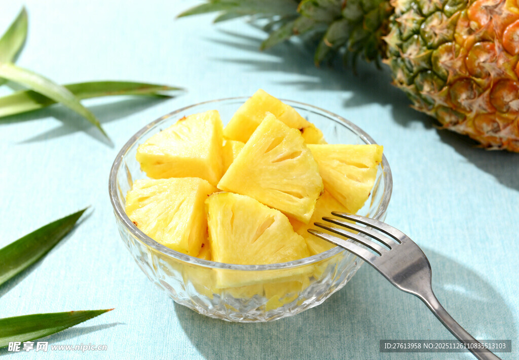玻璃碗中的凤梨块