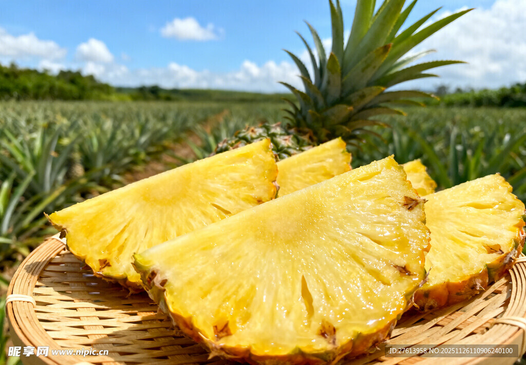 竹盘上的切块菠萝