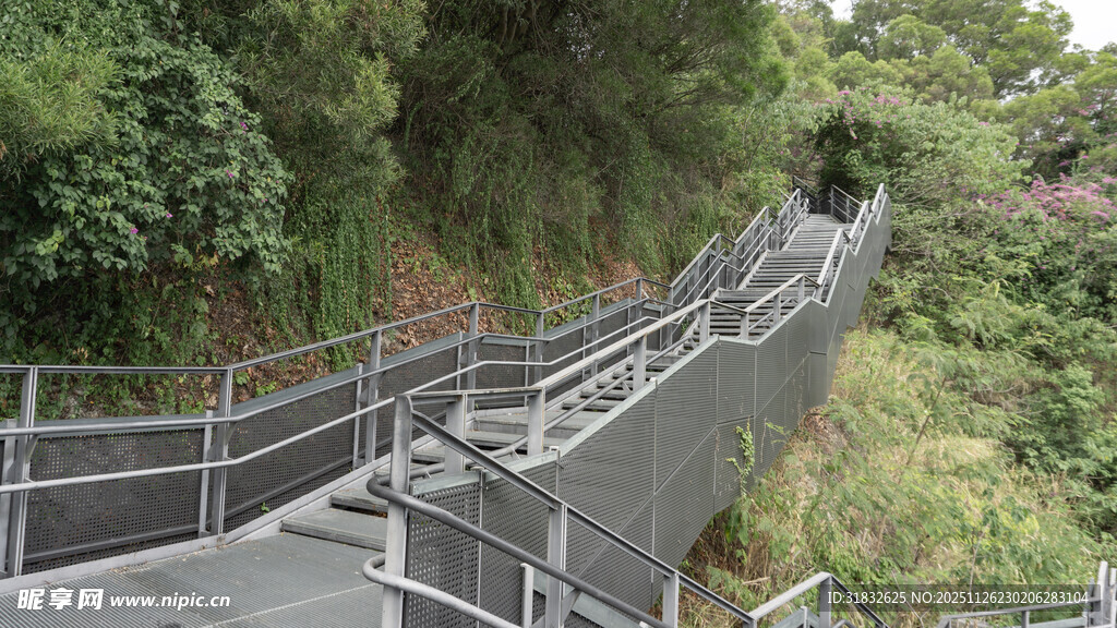 山间蜿蜒的金属步道