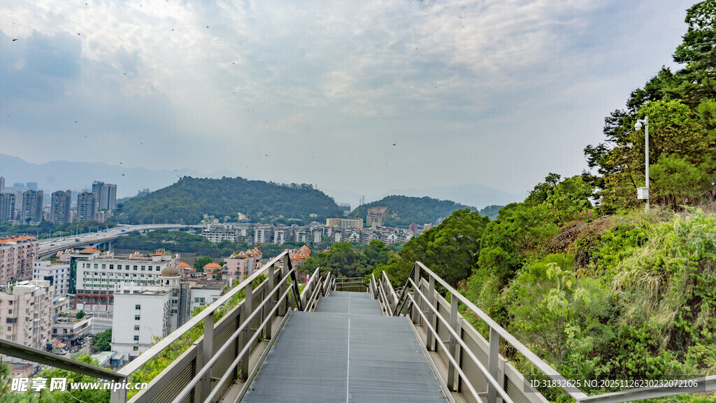 山间步道通向城市景观